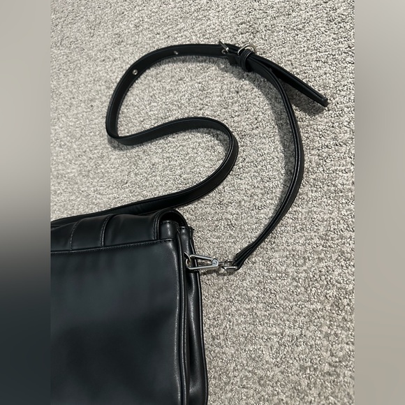 Matt & Nat Bag - Ito Crossbody Purse - Loom Collection - Black - Picture 16 of 16